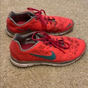 Women’s Nike tennis shoes